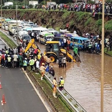 Kenya begins evacuation amid escalating floods