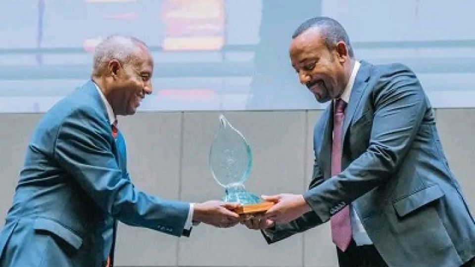 Mesfin-Tasew-receives-award-1.jpg