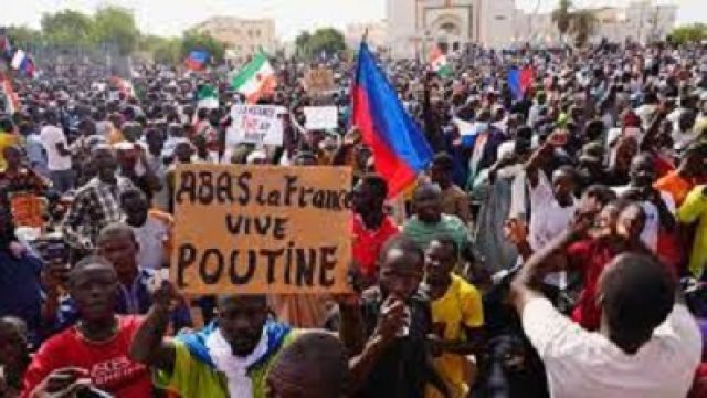 Nigeriens-protests-against-France-embraces-Russian-President-Putin.jpg