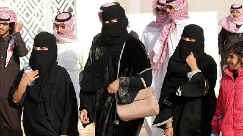Saudi-Arabia-tourists.jpg