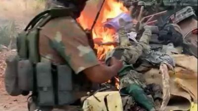 Soldiers-burning-dead-bodies.jpg